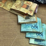 Bandido rende gerente de farmácia utilizando retrovisor de moto