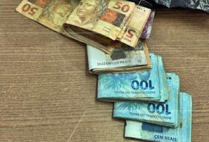 Bandido rende gerente de farmácia utilizando retrovisor de moto