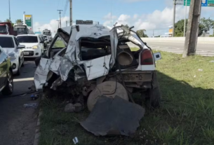 Acidente envolvendo van, carro e ônibus deixa uma mulher e morta e dois feridos na BR-101