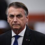 Bolsonaro é socorrido pelos bombeiros e levado ao hospital após passar mal na prisão