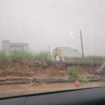 Muro de condomínio cede após fortes chuvas no inicio da manhã desta terça-feira em CG