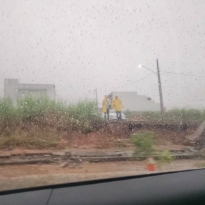 Muro de condomínio cede após fortes chuvas no inicio da manhã desta terça-feira em CG