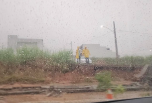 Muro de condomínio cede após fortes chuvas no inicio da manhã desta terça-feira em CG