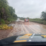 Queda de barreira bloqueia parcialmente trecho da BR-230 em Riachão do Bacamarte, no Agreste