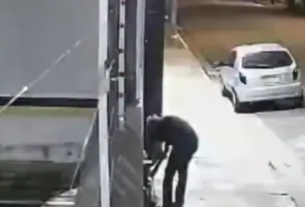 Homem é flagrado arrombando portões de prédios em João Pessoa