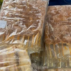 Fiscalização apreende produtos vencidos e carnes sem validade em padaria