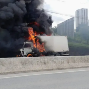 Caminhão pega fogo na BR-230, na entrada de Campina Grande