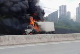 Caminhão pega fogo na BR-230, na entrada de Campina Grande