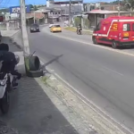Homem é arremessado após colisão de moto contra portão de loja em João Pessoa