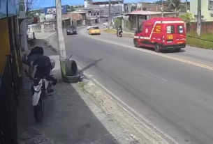 Homem é arremessado após colisão de moto contra portão de loja em João Pessoa