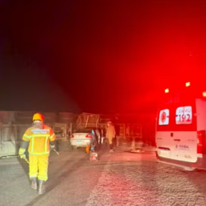Colisão entre carreta e carro deixa dois mortos na BR-230, em Pombal
