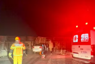 Colisão entre carreta e carro deixa dois mortos na BR-230, em Pombal