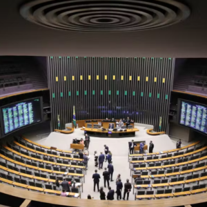 Número de candidaturas a deputado federal cai 28% nas eleições de 2026