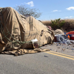 Caminhão tomba e carga fica espalhada na BR-230, em Pombal, no Sertão da Paraíba