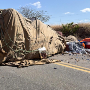 Caminhão tomba e carga fica espalhada na BR-230, em Pombal, no Sertão da Paraíba