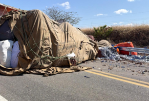 Caminhão tomba e carga fica espalhada na BR-230, em Pombal, no Sertão da Paraíba