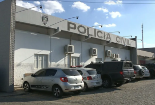 Mulher suspeita de decepar órgão genital do companheiro se apresenta à polícia em Campina Grande