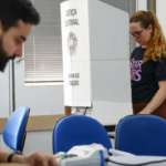 Eleitor que faltou ao 1º turno pode votar normalmente no segundo; veja como regularizar