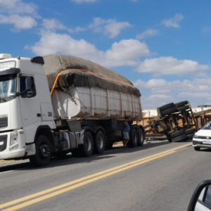 Tombamento de carreta com carga de algodão bloqueia trecho da BR-230 no Sertão da Paraíba