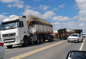Tombamento de carreta com carga de algodão bloqueia trecho da BR-230 no Sertão da Paraíba