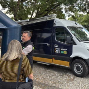 Procon Móvel atende consumidores na Praça da Bandeira, em Campina Grande, até quarta-feira