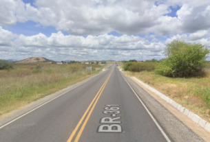 Acidente entre caminhão e duas motos deixa uma pessoa morta e duas feridas na BR-361, em Patos