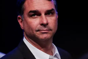Flávio Bolsonaro ficará sem cargo público pela primeira vez desde 2003