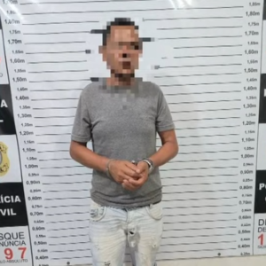 Homem é preso suspeito de ameaçar matar a própria mãe com uma foice